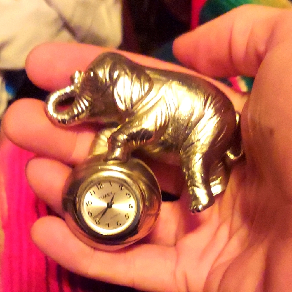 Adorable Silver Tone Palm Size Vintage Timex Playful Elephant Desk Clock